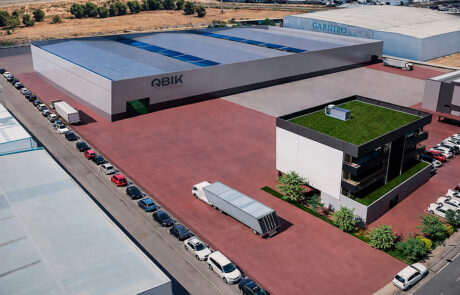 Exterior fábrica Qbik, Grupo Lobe